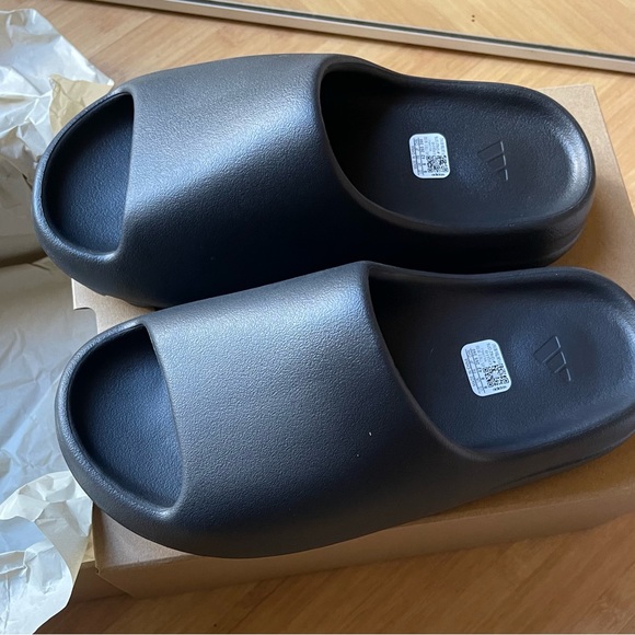 Yeezy slide “onyx” NWT - Picture 5 of 11